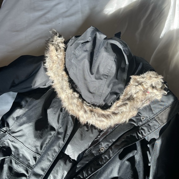 Black mid thigh north face winter jacket. Worn for two seasons. Size small - Picture 4 of 4